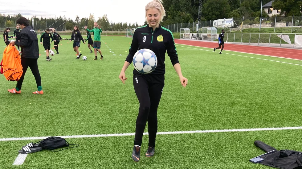 Emma Fredriksson har nyligen börjat studera i Uppsala men reser mer än gärna hem för att få träna med "Stallis". Hon kallas lite skämtsamt för Mbappe (fransk storstjärna) av några lagkamrater.