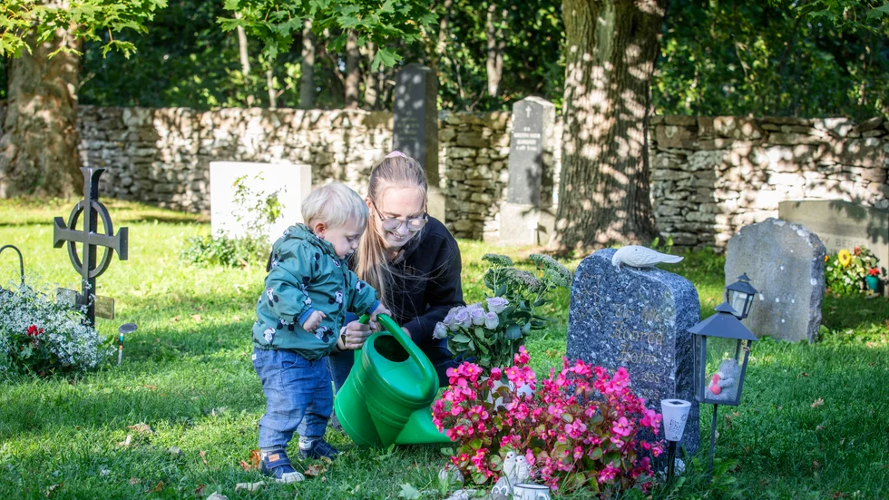 Erik har fått en minnessten bredvid Konrad Holm, Matilda Lönnqvists storebror som hon aldrig fick träffa då han dog i plötslig spädbarnsdöd.