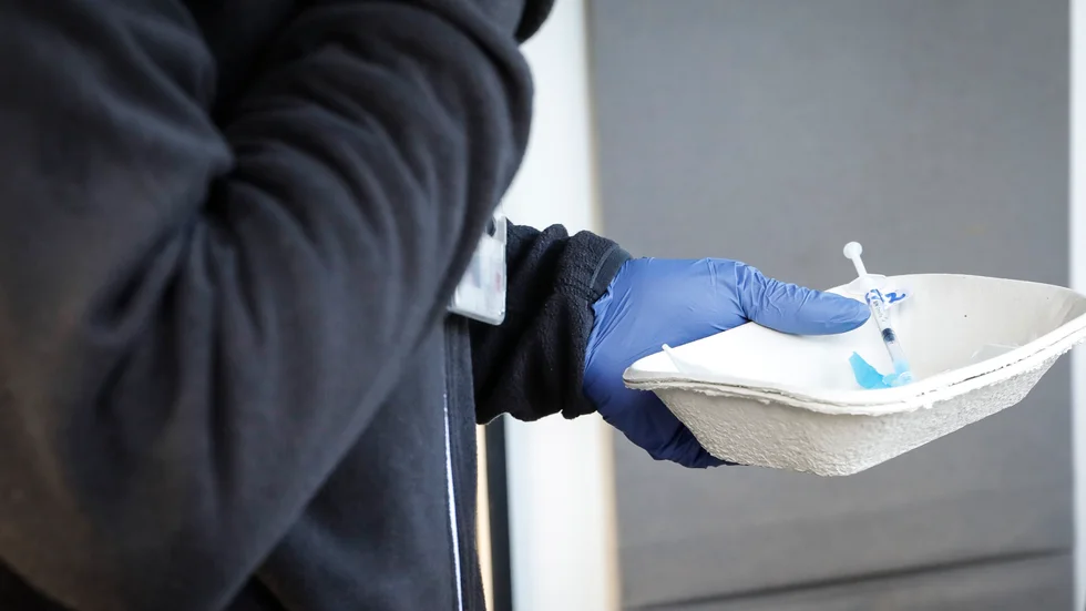 Trots vaccinationerna har ytterligare två östgötar avlidit med covid-19, uppger regionen.