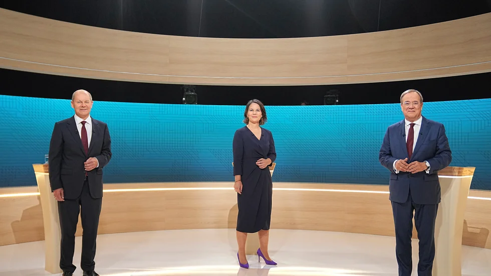 Kanslerkandidaterna Olaf Scholz (SPD), Annalena Baerbock (De gröna) och Armin Laschet (CDU) inför sista tv-debatten.