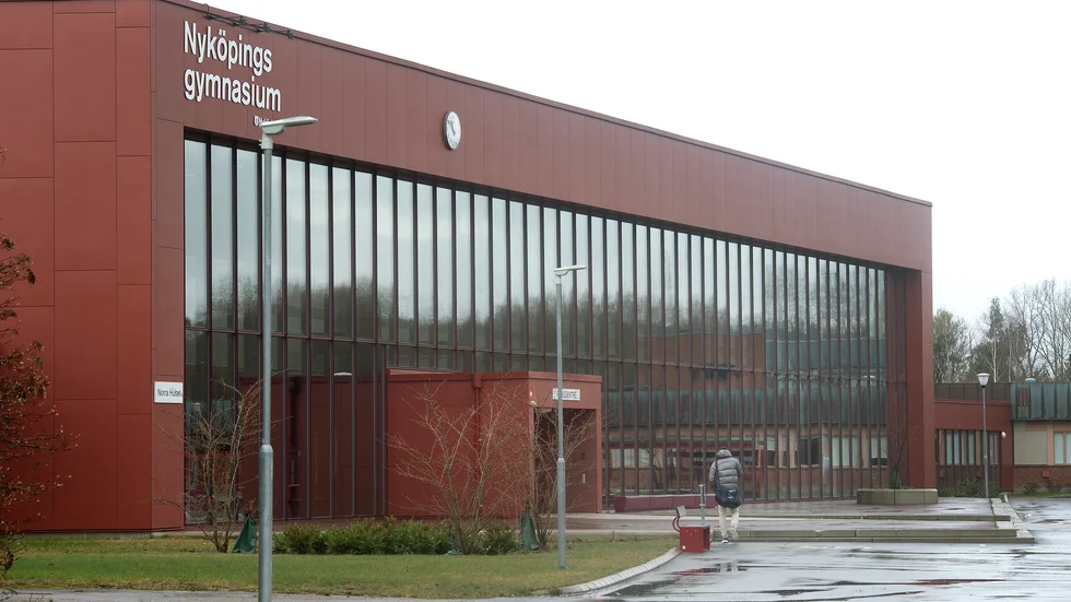Nyköpings gymnasium håller öppet som vanligt under tisdagen.