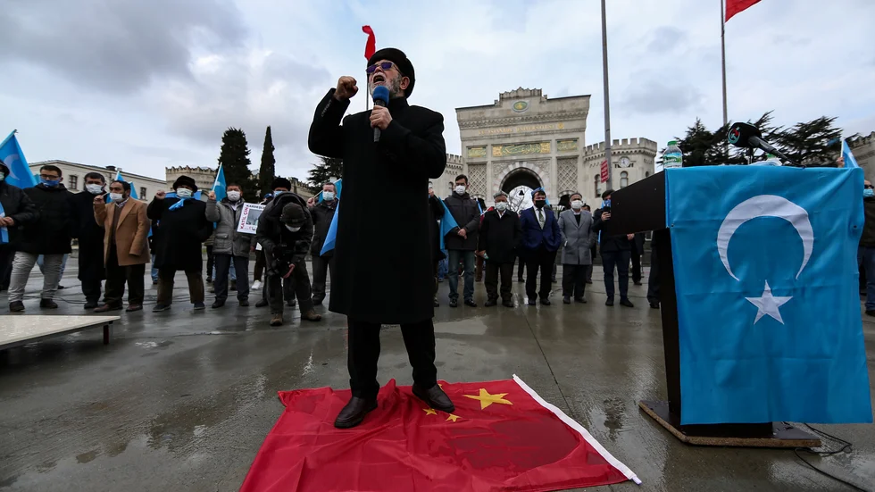 Hundratals uigurer som bor i Turkiet protesterade när Kinas utrikesminister Wang Yi besökte Istanbul den 25 mars. Bara tre dagar tidigare hade EU beslutat om sanktioner mot fyra kinesiska medborgare kopplade till övergreppen mot uigurer i Xinjiang-provinsen. Arkivbild.