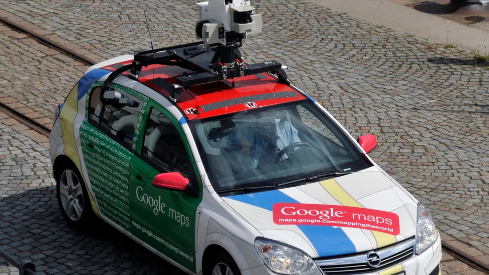 Kameraförsedd bil från Google fotograferar Stockholms gator. Nu ska konkurrenten Apple ta fram en motsvarighet till tjänsten genom att skicka ut egna bilar på svenska gator och vägar. Arkivbild.