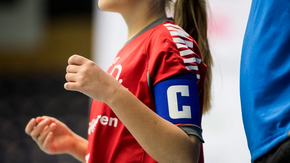 Ebba är duktig på fotbollsplanen och mamma Anna tror att det är viljan att alltid utvecklas och vara bäst som gjorde att hennes dotter hamnade i en ätstörning. Tjejen på bilden har inget med artikeln att göra. 