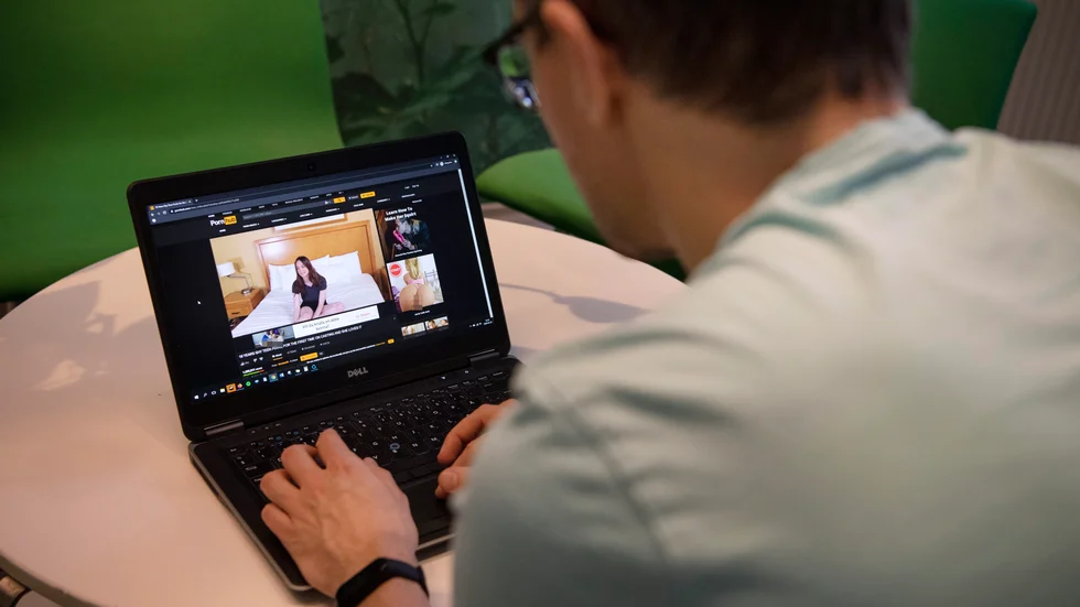 Mannen misstänks för grovt barnpornografibrott efter att tiotusentals bilder och filmer hittats i hans datorer. Personerna på bilden har inget samband med artikeln.