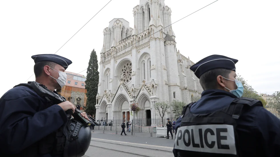 Poliser patrullerar Notre Dame-kyrkan i sydfranska Nice i oktober i fjol. Kyrkan på bilden har inget med den misstänkt planerade attacken att göra.
