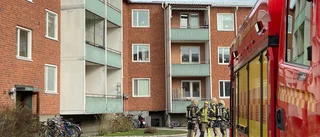 Brand i flerfamiljshus i Katrineholm – en person förd till sjukhus
