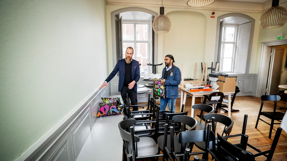 Katedralkaféet (vid Domkyrkan) ska återöppnas efter renovering. Från vänster Oscar Hanhe, domkyrkoklockare på Svenska kyrkan, och diakonen och kocken Daniel Norqvist, som ska driva kaféet.
