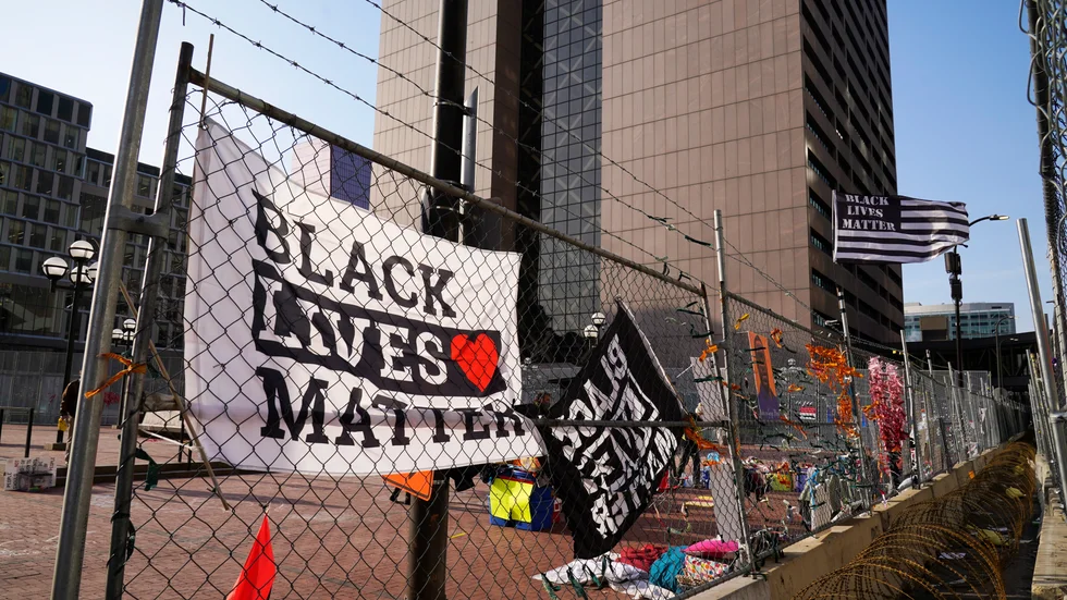 Demonstrationer utanför den byggnad i Minneapolis i Minnesota där rättegången mot Derek Chauvin hålls. Chauvin är den polis som genomförde det dödliga ingripandet mot svarte George Floyd i fjol.