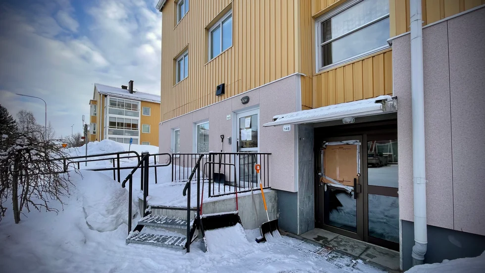 En ruta i entrédörren krossades vid bråket där två personer ska ha utsatts för olaga hot och misshandlats. Polisen söker efter vittnen till händelsen.