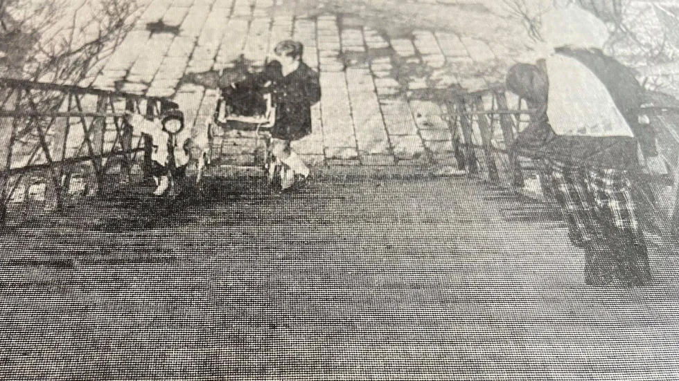 Kuriren för 50 år sedan: Anna-Lisa Persson och lille Joachim vet att det är ett helt företag att ta sig över gångbron i Katrineholm och därför undviker de den för det mesta.

