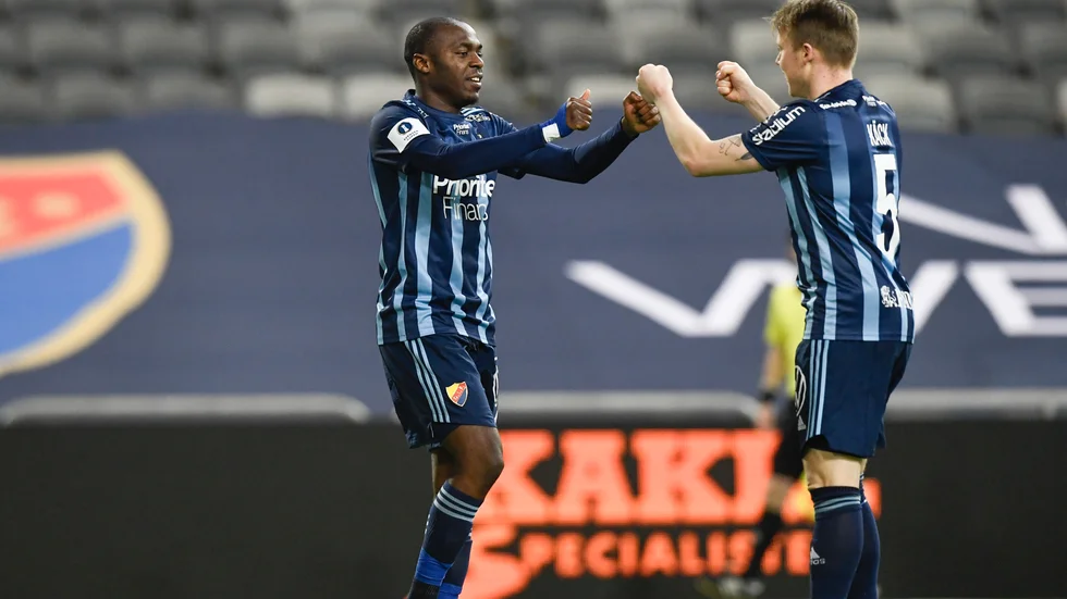 Edward Chilufya firar med Elliot Käck efter 2-0-målet.