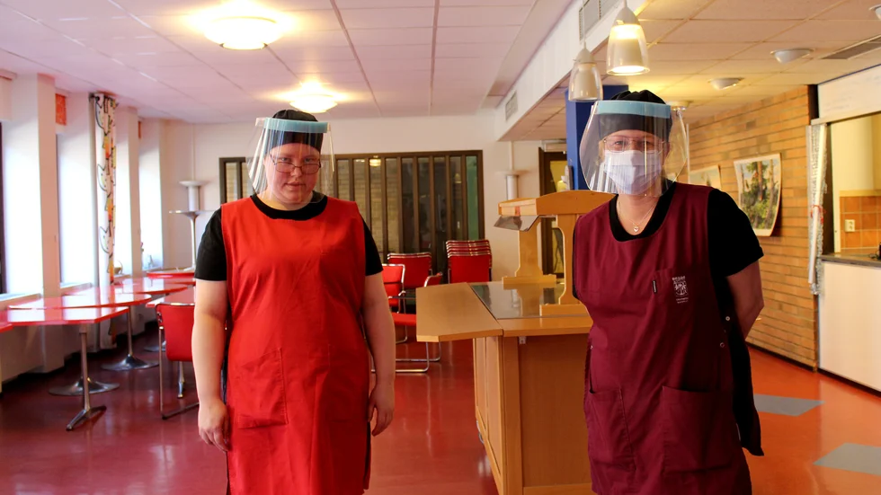 På Cafeterian i Stadshuset längtar Marie Gunnarsson (till vänster) och Helene Gustafsson på att situationen ska återgå till det normala så att de får mer att göra. 