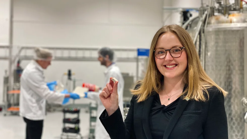 Ebba Fröhling visar upp proteinet som kan användas som bas för en rad livsmedelsprodukter som exempelvis köttsubstitut eller proteinpulver.