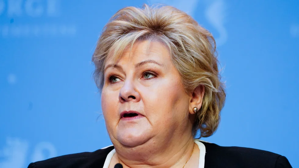 Norges statsminister Erna Solberg (H) bröt själv mot landets stränga restriktioner och reste till en skidort för att fira sin födelsedag i ett större sällskap än tillåtet.
