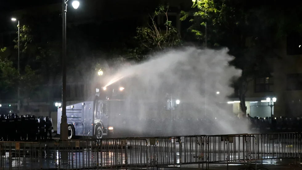 Vattenkanon sattes in mot demonstranterna i Bangkok.