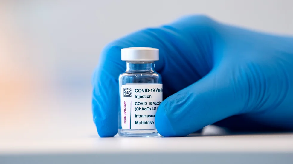 Vaccineringsuppehållet med Astra Zenecas vaccin bör förlängas, anser danska experter. Arkivbild.