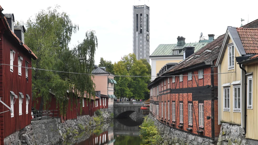 Svartån i Västerås, med stadshusets torn i bakgrunden. Arkivbild.