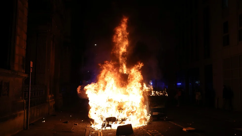En polisbil exploderar efter att den satts i brand utanför polisstationen Bridewell i Bristol, England.