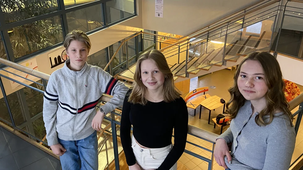 På det stora hela har distansundervisningen som pågått sedan jullovet fungerat bra, tycker Noa Billing, Johanna-Louise Wiberg och Vilma Eklund.