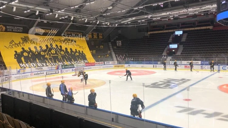 Skellefteå AIK på hemmaisen timmarna innan avresa mot Ängelholm. 