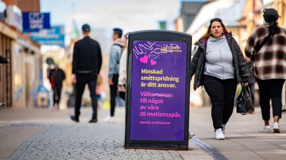 "Minskad smittspridning är ditt ansvar", lyder texten på en skylt i Uppsala. Sverige har nu näst flest antal nya covid-19-fall per invånare i EU. Arkivbild.