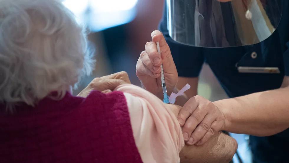 Fyra har smittats med covid-19 på ett äldreboende i Nyköping, trots fullt vaccinskydd.