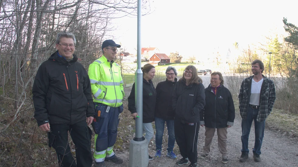 En liten förening, men med mycket kraft bakom kan åstakomma mycket. Nu finns det lyse runt motionsspåret igen. Från vänster: Stefan Forss, Tomas Pettersson, Anette Forsberg, Susanne Spörk, Anita Forss, Carin Andersson, Mikka Niemi.