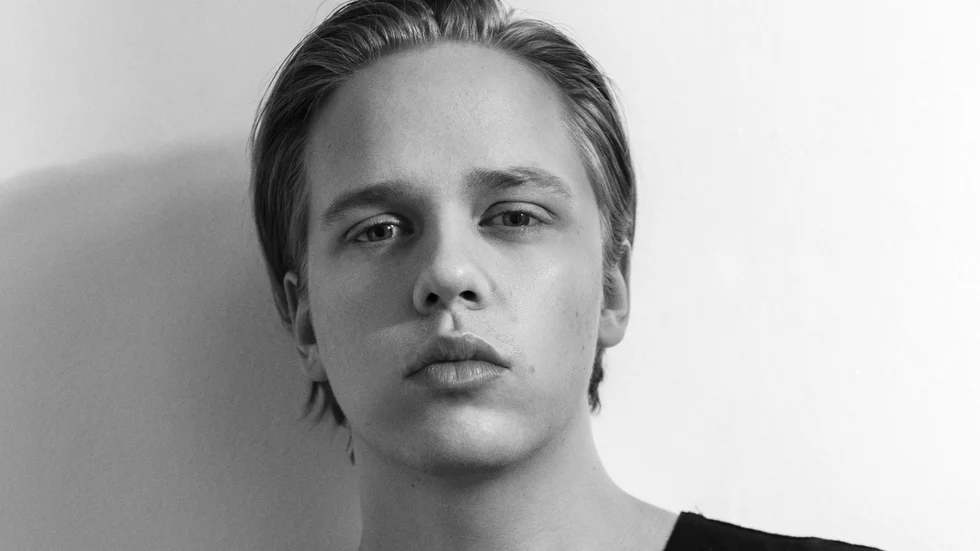 Valter Skarsgård ska spela Börje Salming i en ny tv-serie som ska skildra hockeyikonens 1970-tal. "Det är så fantastiskt att få lära mig av Börje personligen, han berättar helt magiska historier från sitt liv med en sådan ödmjukhet", säger Valter Skarsgård. Pressbild.