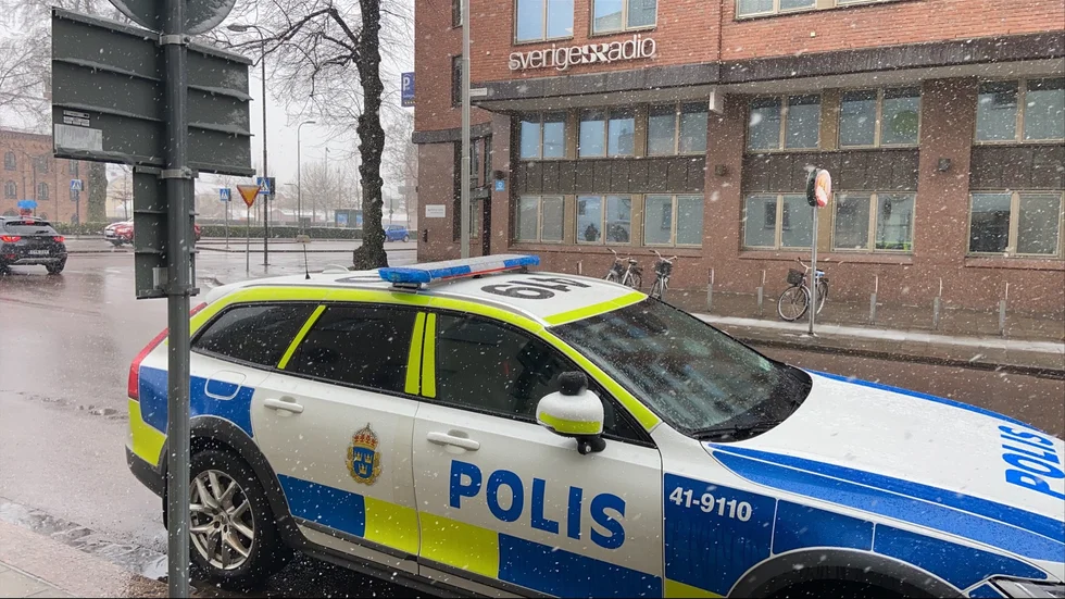 Fastigheten på Rademachergatan i Eskilstuna, där bland annat åklagarkammaren ligger, spärrades av på torsdagen sedan ett misstänkt föremål hittats. Det visade sig dock vara ofarligt.