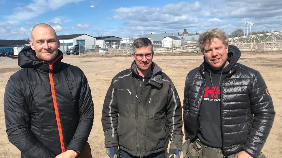 Trion bakom Drottning-Padel. Inte långt från Kungsvallas idrottsplats byggs nästa idrottsanläggning i Vadstena, två padelbanor under bar himmel. Bakom Drottning-Padel står Johan Fyhr, Emil Ramö och Karl-Magnus Pettersson.