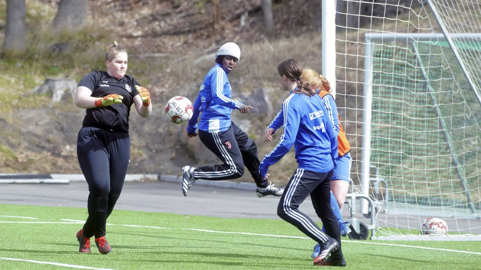 Det äldsta flicklaget i DFK Värmbol har i år slagits samman med damlaget. Under lördagen var internmatch i truppen, de äldre mot de yngre.