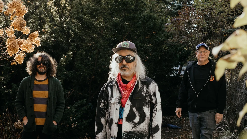 Dinosaur Jr:s frontman J Mascis tillsammans med Lou Barlow och Murph. Pressbild.
