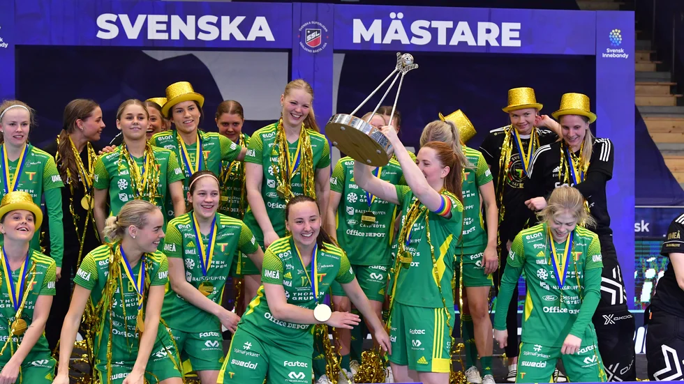 TG Umeå firar SM-guldet i innebandy efter finalseger över Pixbo.