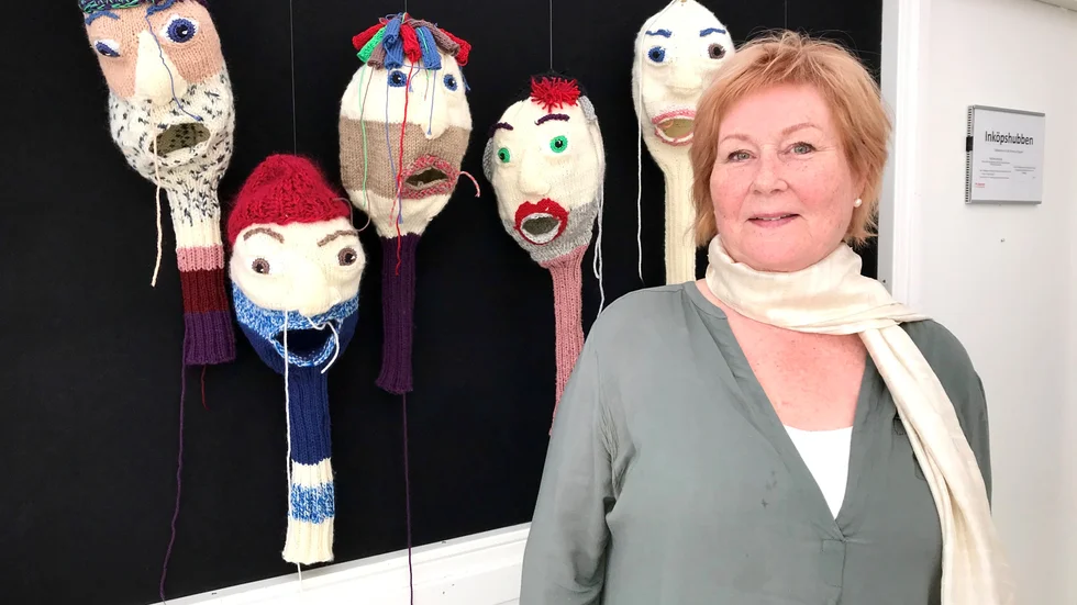 Elisabet Sundelin stickar och virkar sina konstverk, här med verket "Betraktarna".
