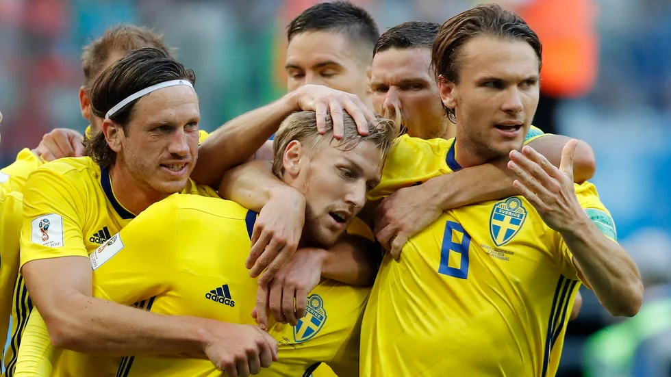 Sveriges Emil Forsberg kramas om efter ett av sina två mål mot Polen i onsdags. Nu väntar en spännande åttondelsfinal i Glasgow mot Ukraina.