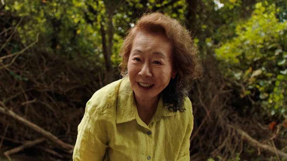 Mormor Soonja flyttar från Sydkorea till sin dotters familj i Arkansas. Skådespelaren Youn Yuh-Jung belönades med en Oscar för sin rolltolkning i "Minari". Pressbild.