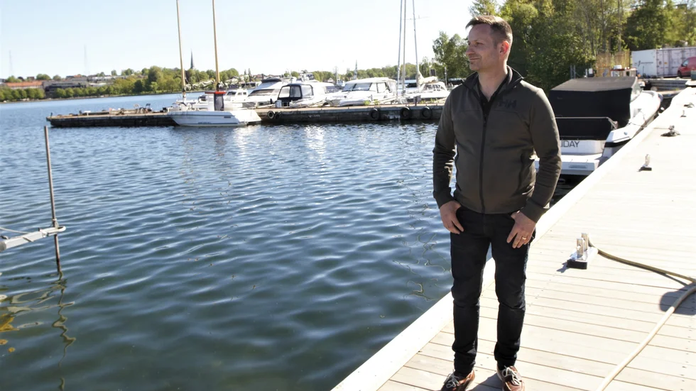 Janne Wiliam berättar att det är en väldigt ovanlig sits för dem. "Oftast när det blåser snålt är det fritidslivet som man drar in på".
