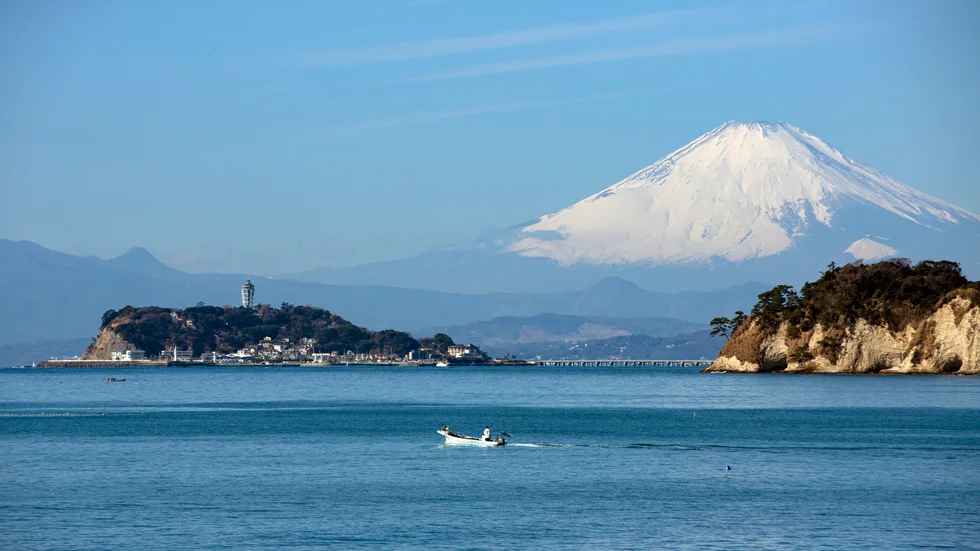 De japanska fiskarnas öde har väckt heta känslor efter att deras fartyg beslagtagits av Ryssland. Arkivbild från Sagami-bukten med berget Fuji synligt i bakgrunden.