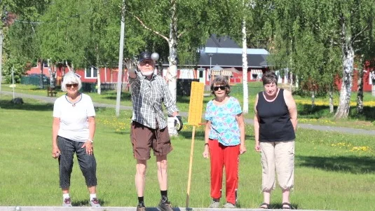 Erling Lindskog, en av föreningens flitiga boulespelare, har precis kastat klotet, allt medan Inga, Maj-Britt och Yvonne väntar på sin tur. 