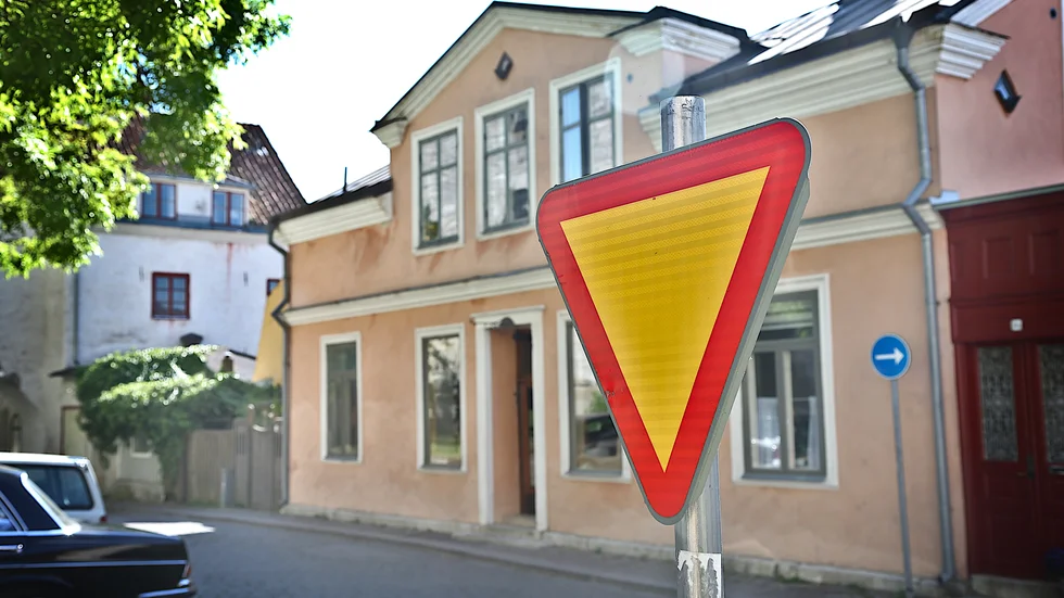 Om väjningsplikten avskaffas och högerregeln får gälla i innerstan kan ett 40-tal skyltar tas bort. Bland annat den här vid Syskongatan.