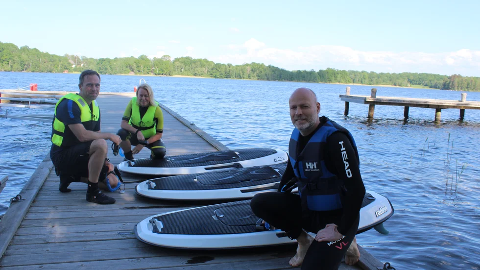 Erik Pettersen, Jenny Rönningen och Johan Dahlén testade jetboard och blev bitna direkt. Tillsammans med ytterligare tre kompisar har de startat företaget Rimforsa Jetboards.