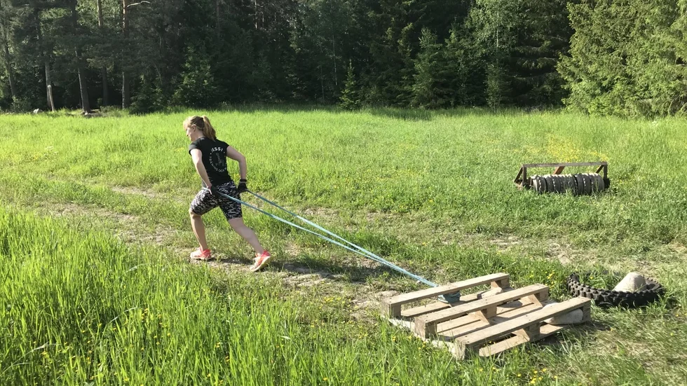 Jessica utgår från det som hon hittar på gården och skapar sedan övningar utifrån det.