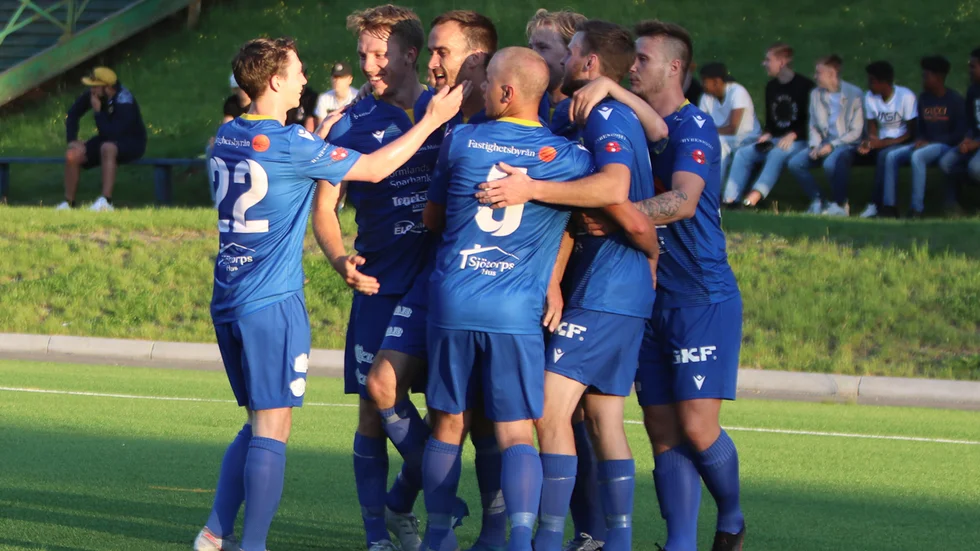 David Strömgren klappas om av glada lagkamrater efter att han gett VFC ledningen.