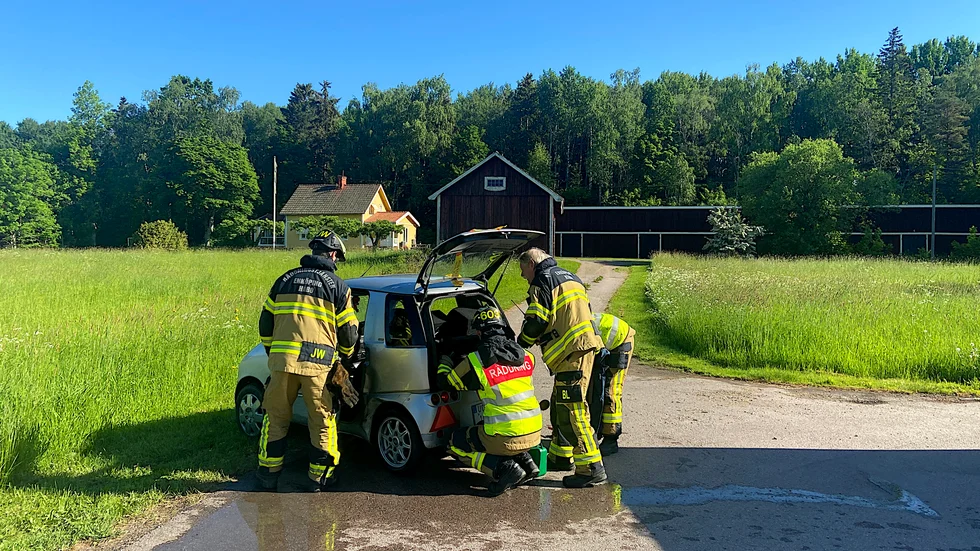 Räddningstjänsten tog bort glassplitter, tvättade av och flyttade på mopedbilen.