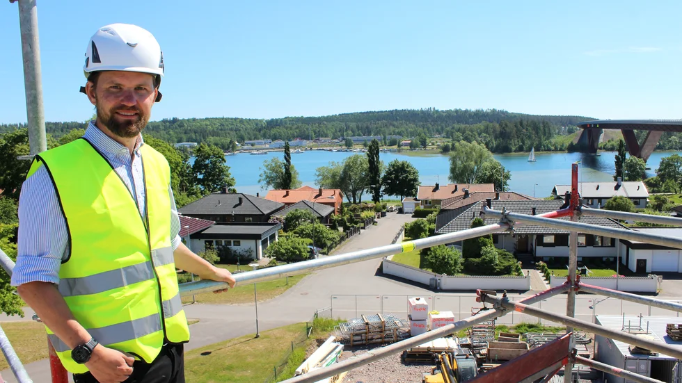 Johan Törnblom från företaget Klarabo förevisar utsikten från cirka 14 meters höjd.