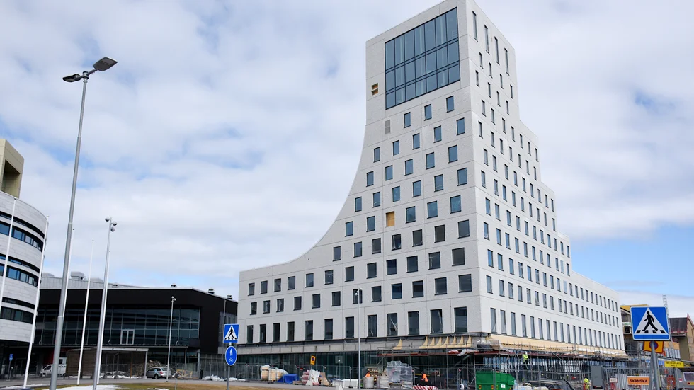 Först kom det fram att nya kulturhuset hade blivit nedklottrat. Men även Scandic nya hotell har utsatts för skadegörelse.
