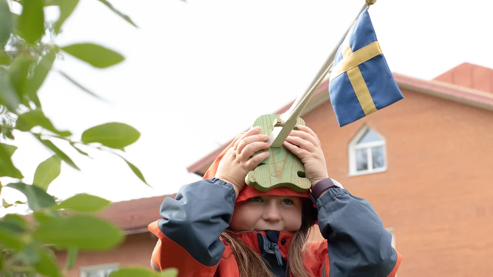 Fortsatt ostadigt väder under veckan. Det är bra att ta med paraplyet på skolavslutningen för säkerhets skull.