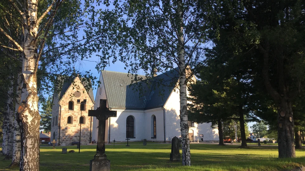 Öjeby kyrka i sommarskrud.