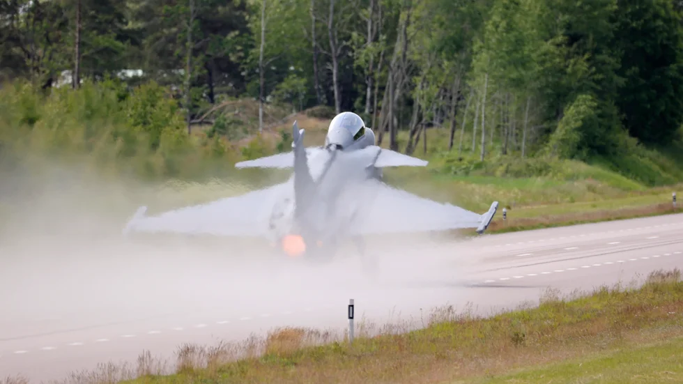 Ett Saab Gripen-plan gled av banan när det skulle landa på Linköpings flygplats under ett kraftigt skyfall på måndagen. Arkivbild.